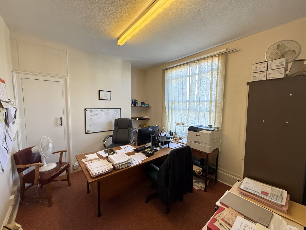 Lot: 56 - SUBSTANTIAL FREEHOLD COMMERCIAL PREMISES FOR OCCUPATION OR REDEVELOPMENT - First floor rear office room